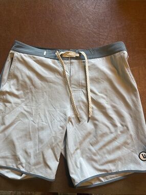 Vuori Light Gray Cruise Board Shorts 7” with Dark Gray Waistband-NEVER WORN